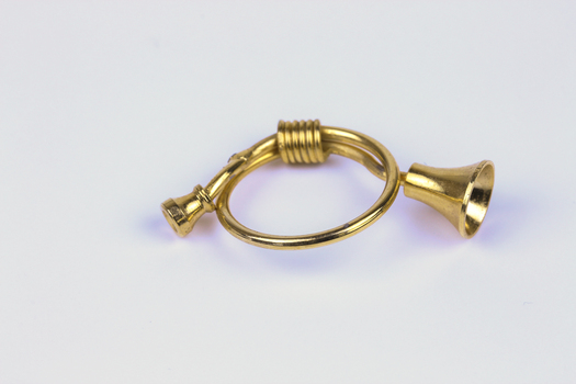Miniature, gold-coloured metal hunting horn