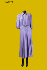 Lilac crepe dress, with clear buttons: pleated skirt with belt