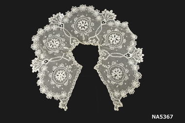 Lace collar