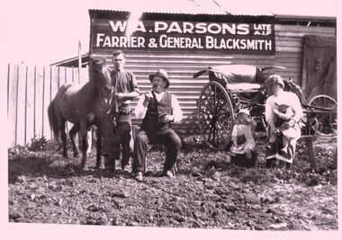 Blacksmiths at the corner of Highbury Road and Blackburn Road East Burwood
Owner William Parsons 1920 -1929