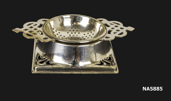 Tea strainer & stand