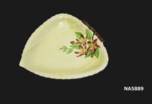 Leaf-shaped utility dish