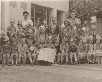 Photograph (item) - Bialik Kindergarten students wearing crowns, Carlton, 1940s