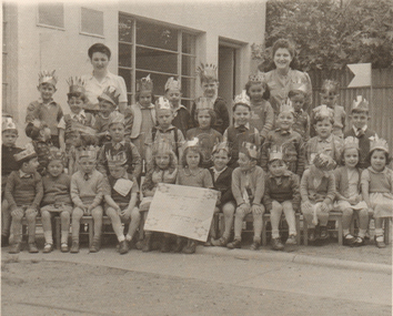 Photograph (item) - Bialik Kindergarten students wearing crowns, Carlton, 1940s, 1940s