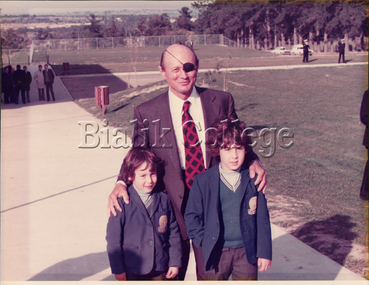 Photograph (item) - Students with Moshe Dayan, Wantirna, 1976, 1976
