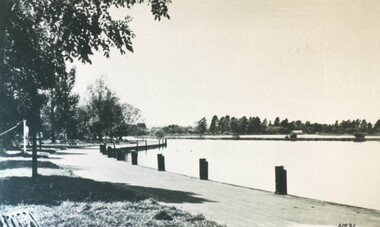 Photograph, Steamer Landing Wharf, Lake Wendouree circa 1930