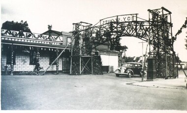 Photograph, Boy Scouts Celebratory Arch for Ballarat Centenary Celebrations 1938