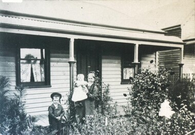 Photograph - Card Box Photographs, 412 Windermere Street, Ballarat 1904