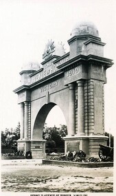 Postcard - Card Box Photographs, Arch of Victory, Ballarat 1950c