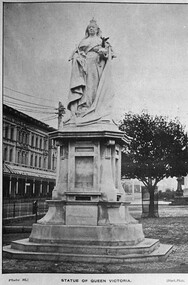 Postcard - Card Box Photographs, Statue of Queen Victoria