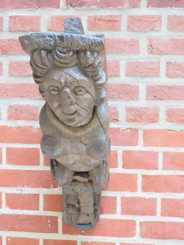 Sculptural bracket