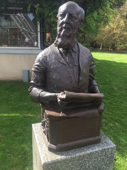 statue of the bust of a man