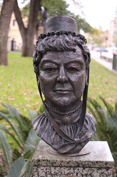 Stutue of a woman