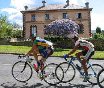 Photograph - Digital photographs, L.J. Gervasoni, Herald Sun tour past villa parma, c2004