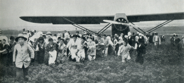 Image - Black and White, Fisher-folk haul a plan to a take-off after a forced landing on a sandhill