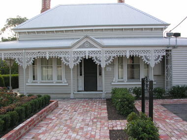 Photograph - Image - Colour, Clare Gervasoni, Lisa Lodge, Barkly Street, Ballarat, 2004, 01/01/2004