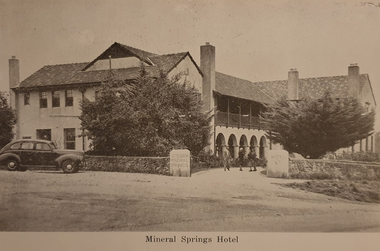 A double storey hotel in Hepburn Springs.