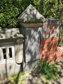 details if a bluestone fence