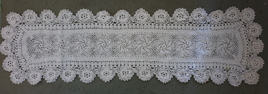 Beautiful edging showing an "Irish Rose" design.