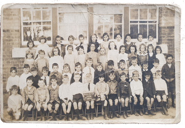 Photograph, Kensington Primary School 2374 2B  Grade, 1922, c1920