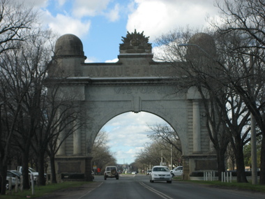 Cars passing under the Ballarat Arch of Victory