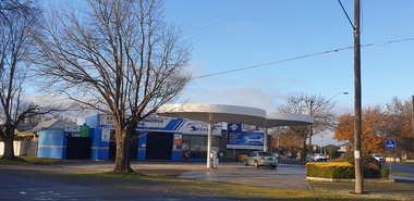 Photograph, Clare Gervasoni, Central Automotive Garage at Dawson Street South, Ballarat, 2024, 30/06/2024