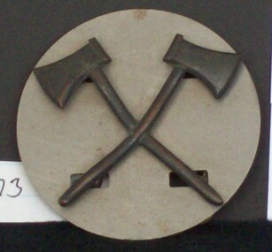 Badge - Mounted Badge for the Pioneer Regiment (world War 1), Crossed Axe [Pioneer Regiment]
