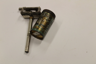 Safety razor with metal container, Approximately 1914