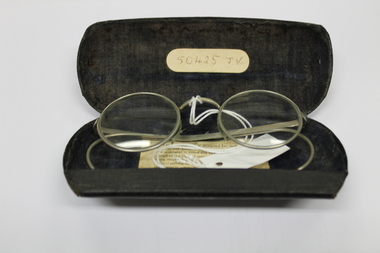 Memorabilia - Spectacles in black case. Medal Africa Star, Unknown. Possibly Circa WW1