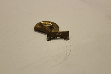Memorabilia - Hat brooch, Robert Garland. (Soldier), Unknown