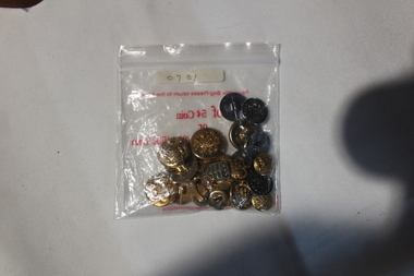 Memorabilia - Bag of various military buttons