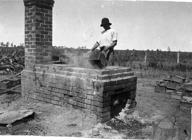 Photograph, Hot dipping on Fred Tyers' (Snr) Fifth Street, block, Merbein, unknown