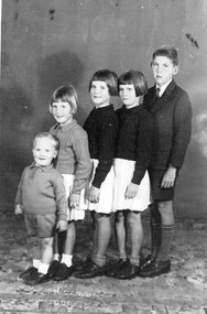 Photograph, Holcombe children, John, Robyn, Judith, Margot and Fred, unknown