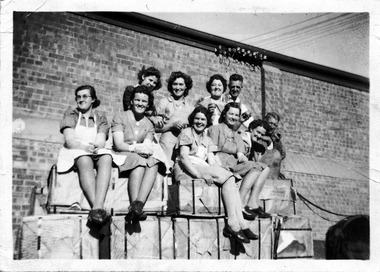 Photograph, Merbein Co-op Horse drawn cart with employees No 4, c.1943