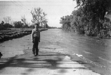 Photograph, Murray River flood Kimpton, 1956