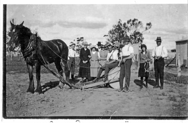 Photograph, Working bee for the Presbyterian Tennis Court, unknown