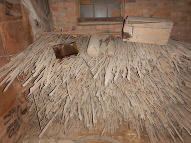 Functional object - HAYSTACK THATCHING STAKES
