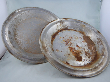 Domestic object - Plates, tin/aluminum