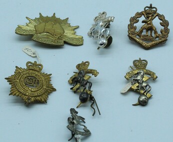 Badge - 1 Unofficial Rising Sun .2 Aust Army Service Corps QE2 crown .3 Aust Army Inf badge .4 RAEME Queens Crown.5 RAEME Kings Crown.6 RAEME Queens Crown .7 8th Light Horse Collar Badge Whitemetal 1900 - 1912 Period