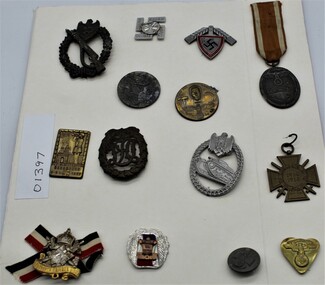 Uniform - 14 assorted Nazi badges, Medals and Insignia