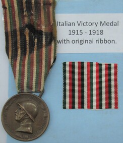 Medal - Italian Victory medal 1915-1918, With original Ribbon