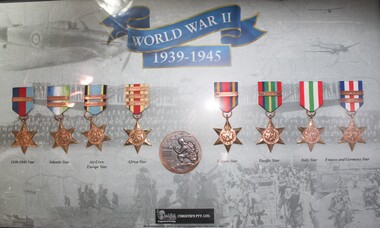Medal - WW2 medal display, 8 assorted medals and Medallion