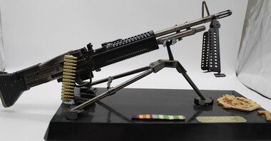 Memorabilia - M60 Machine gun, Model displaying the machine gun and its main features
