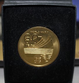 Memorabilia - Mounted medallion celebrating 60 years since end of WW2, Medallion