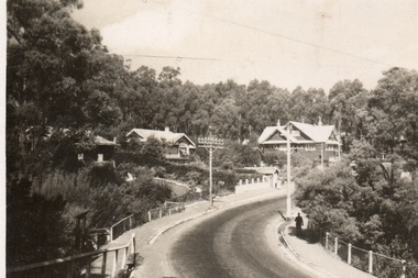 Postcard - Postcard-original-Swans Bend Belgrave, Vic. c.1940s, A Bend In The Road, Belgrave