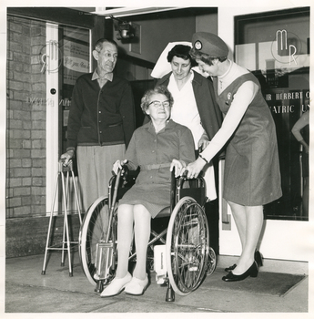A Royal District Nursing Service (RDNS) Liaison Officer speaking with a lady who is being discharged from a Hospital