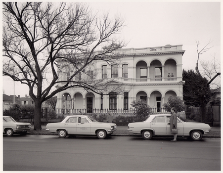 Melbourne District Nursing Service (MDNS) Headquarters, Sisters and MDNS cars