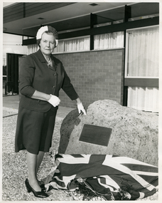 Mrs R. Gordon unveiling the Memorial Plaque to Caroline Chisholm