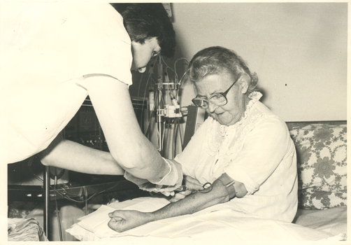 A Royal District Nursing Service (RDNS) Sister attending a Haemodialysis patient at home