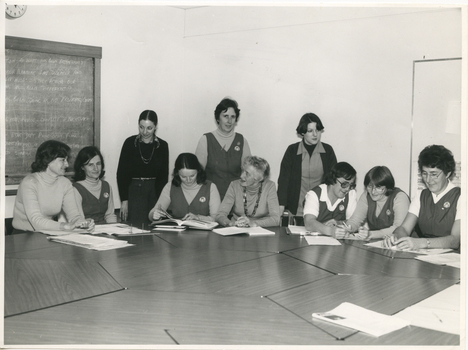 Miss Ora Wright in discussion with Royal District Nursing Service (RDNS) staff
